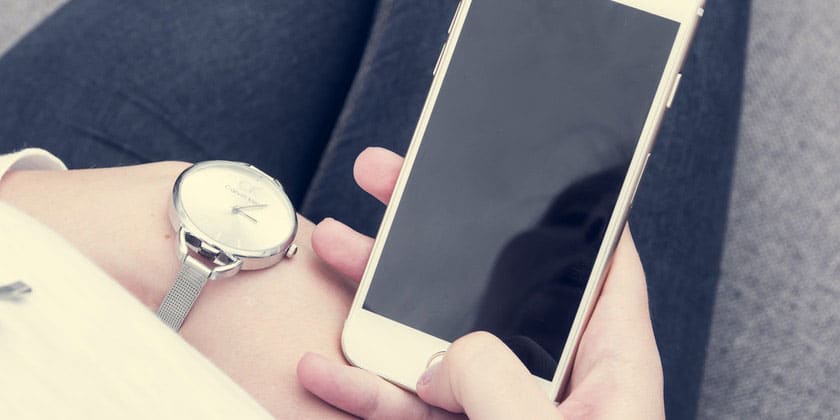 kvinde med telefon